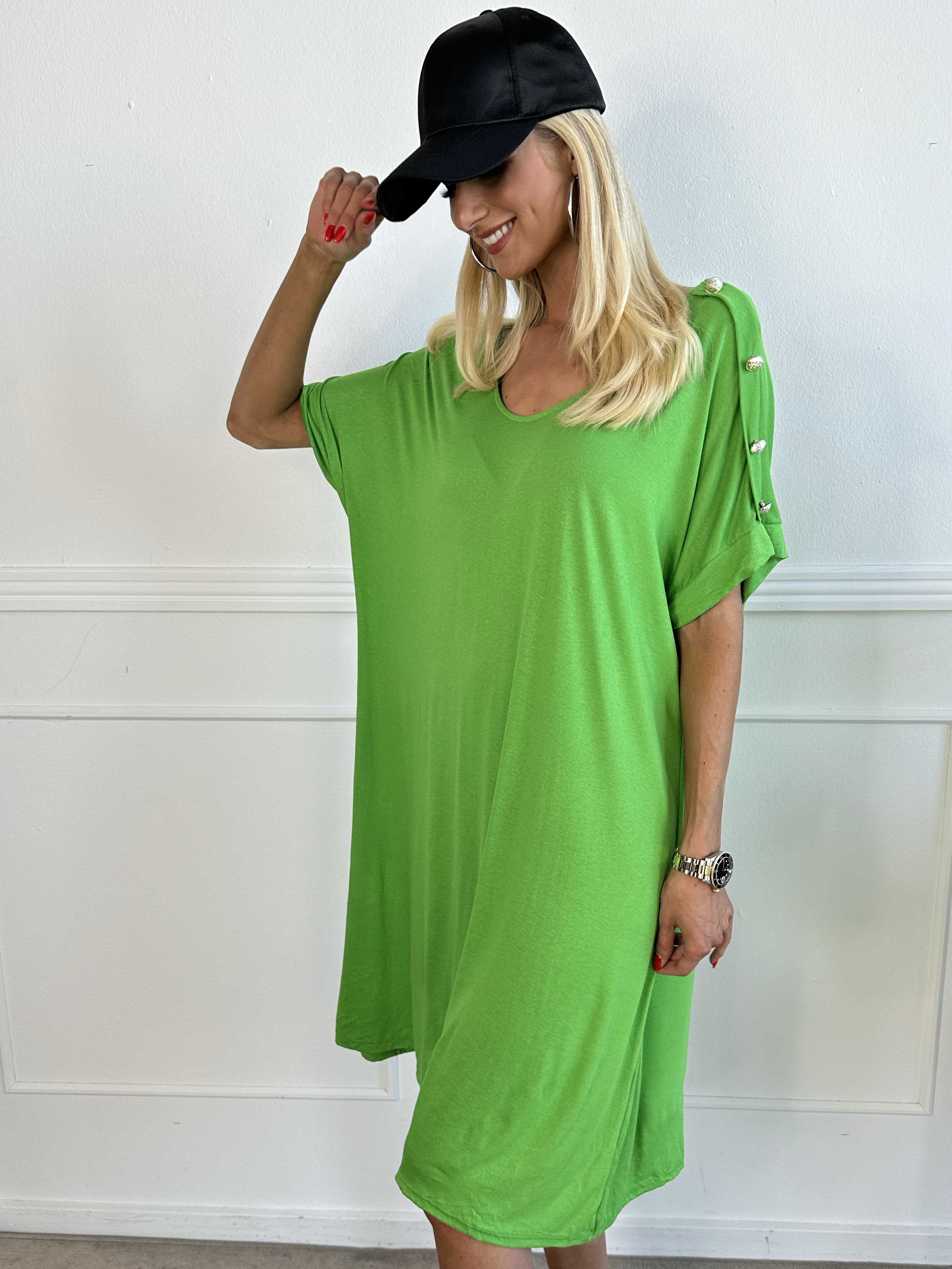 Alli - Sød t-shirtkjole med knapdetaljer på skulderen